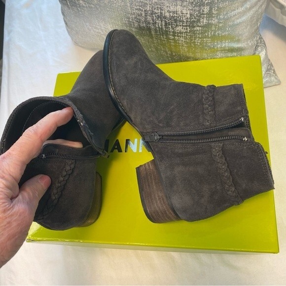 NWT Gianni Bini Charcoal Gray Suede Feather Detail Ankle Boots Rorrie Size 7M - Picture 13 of 15